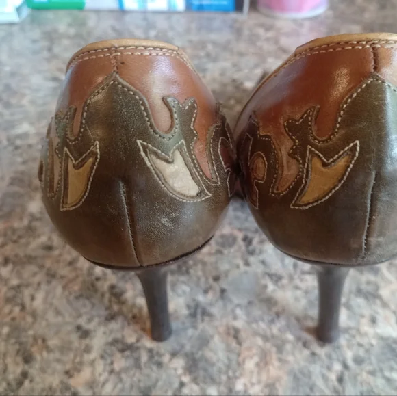 Donald J Pliner Pointed-Toe Pumps Size 8M - Picture 6 of 9